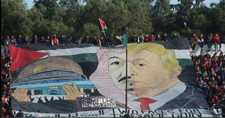 Résultat de recherche d'images pour "banderole avec un portrait représentant le souverain saoudien et le président américain unis en un seul visage"