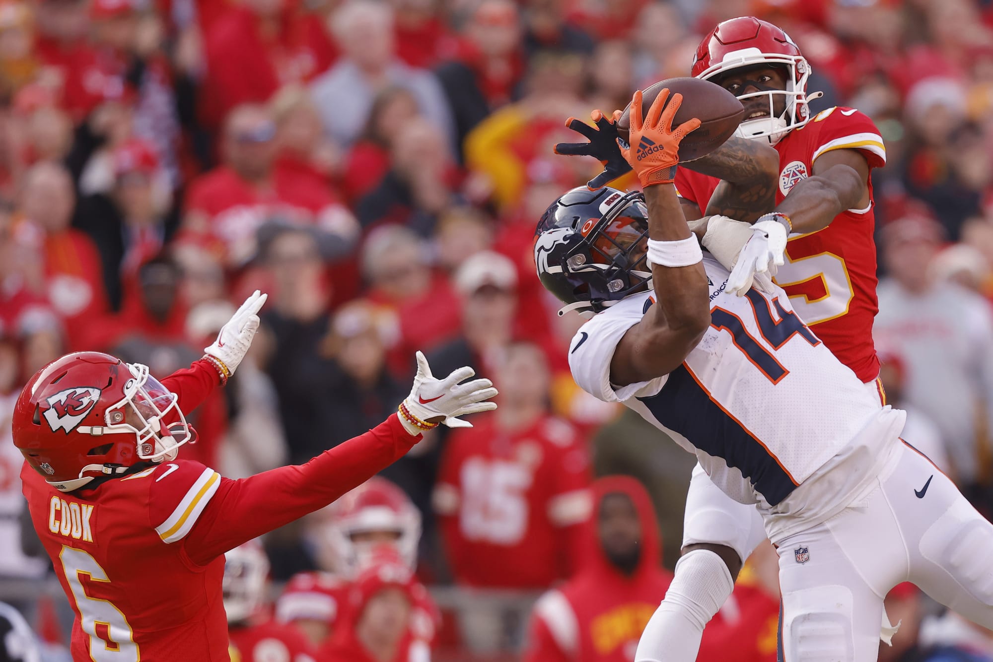 Horrendous call alters game for Broncos in 27-24 loss to Chiefs