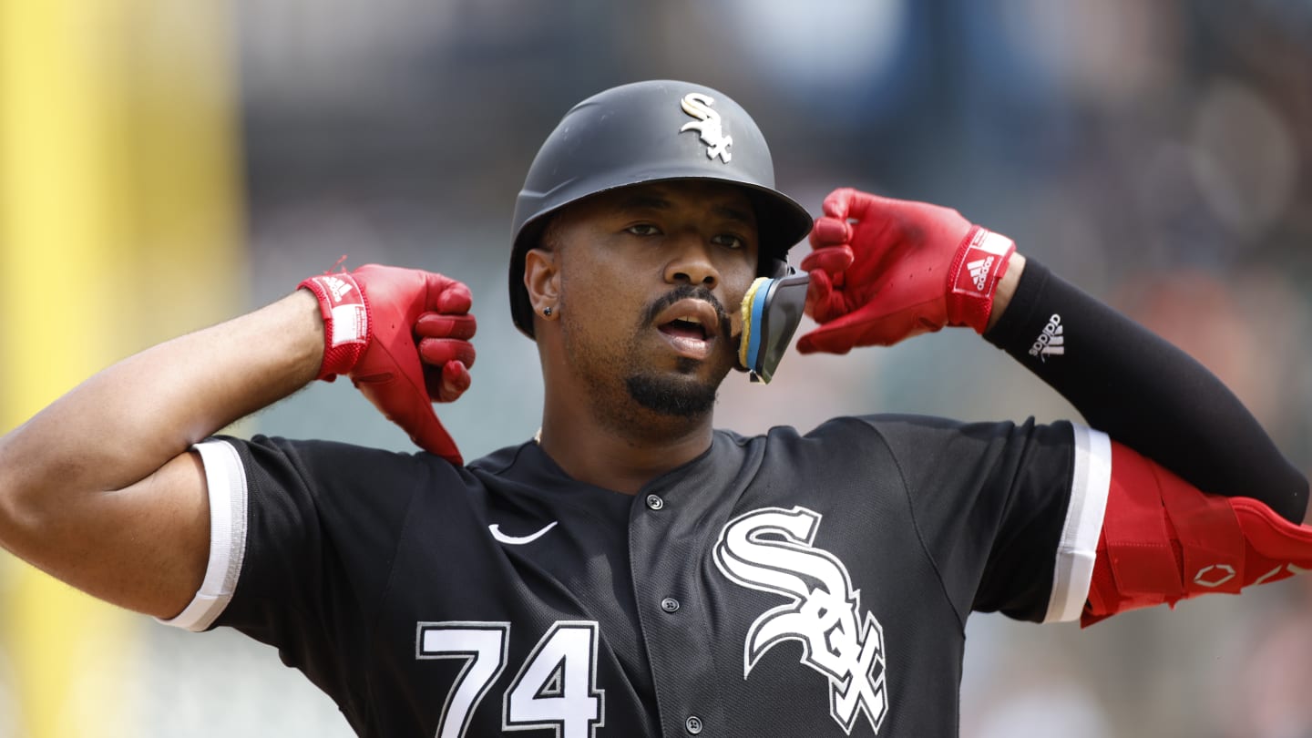 White Sox outfielder Eloy Jimenez exits Cactus League game with