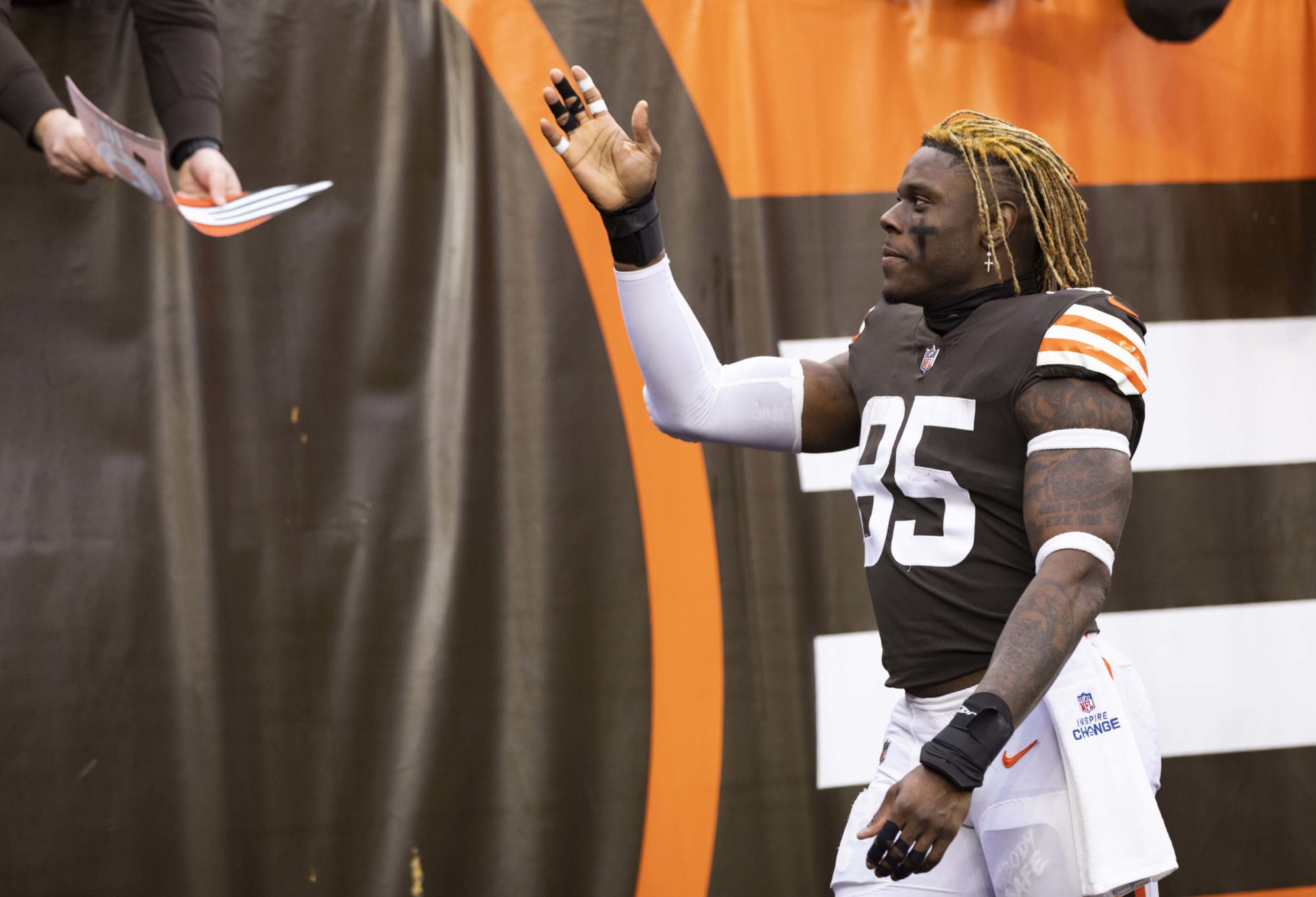 Miami receiver Evidence Njoku (83) poses with his brother, Cleveland Browns  tight end David Njoku, after the Miami NCAA college football Spring Game  Saturday, April 20, 2019, in Orlando, Fla. (Phelan M.