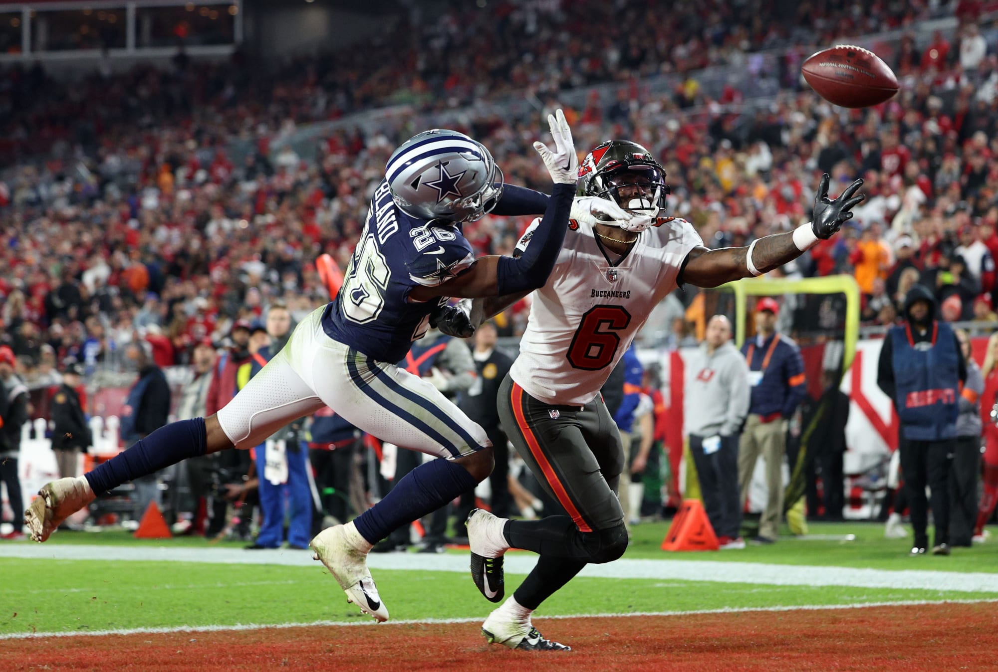 Tampa Bay Buccaneers wide receiver Julio Jones (6) runs a pass