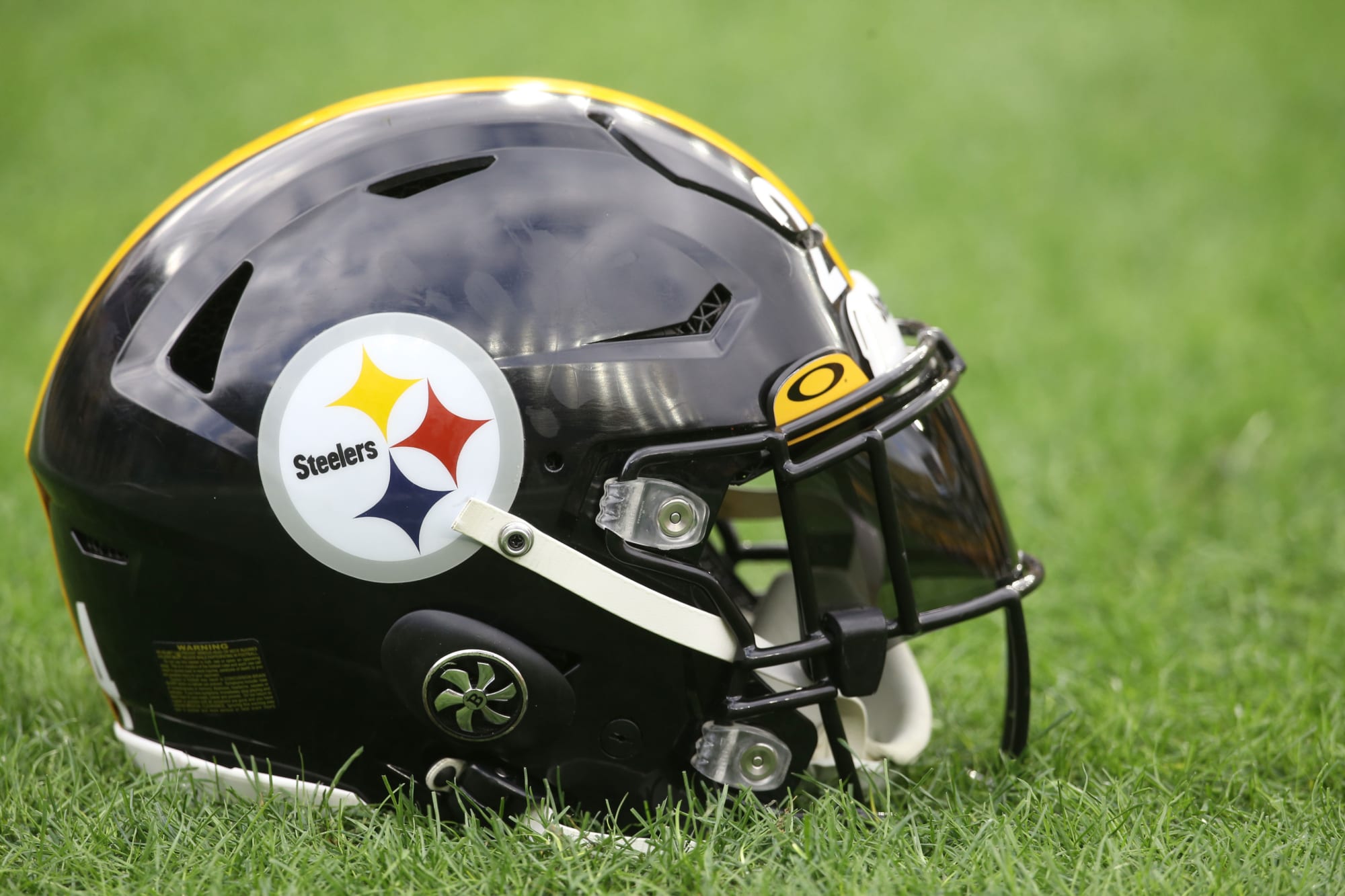 Should the Pittsburgh Steelers bring back the gold helmets?