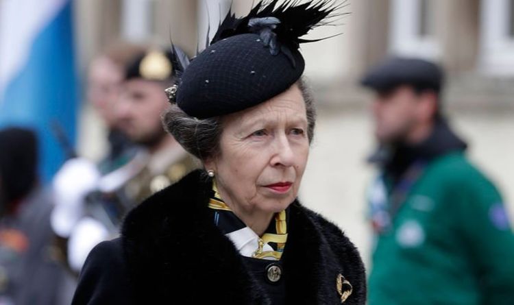 Who lives at Buckingham Palace?
