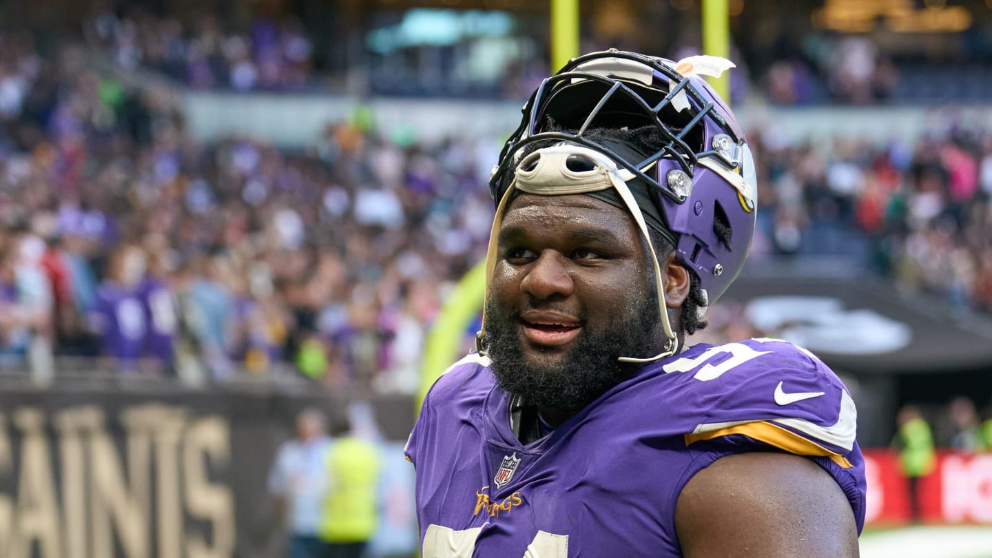 Minnesota Vikings defensive tackle Dalvin Tomlinson (94) looks on