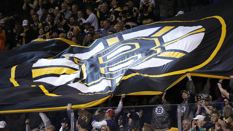 Watch Bruins Legends Bobby Orr Derek Sanderson Serve As Banner