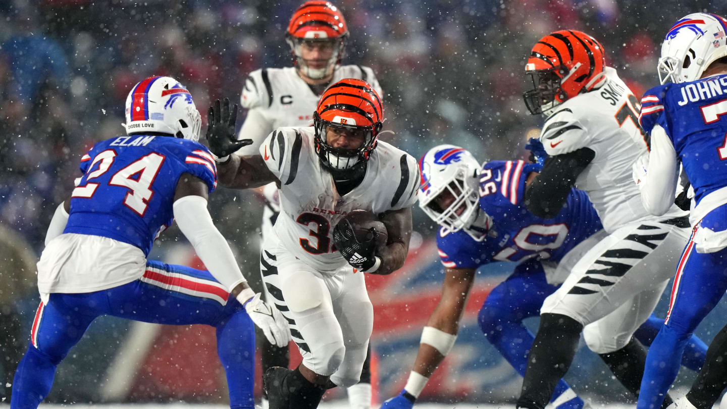 Cincinnati Bengals running back Samaje Perine (34) gets past