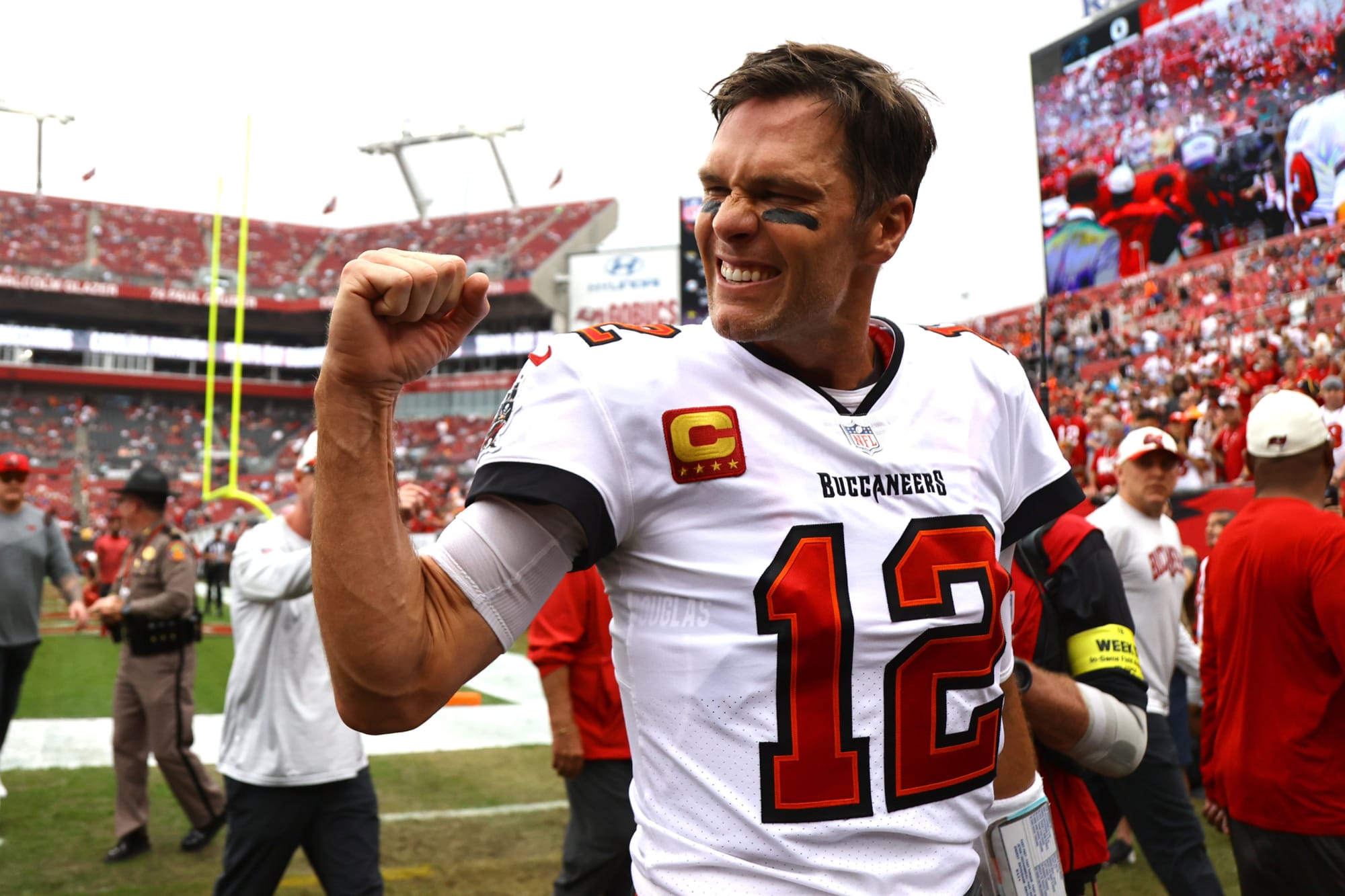 Tom Brady gives advice to Raiders quarterbacks before game vs