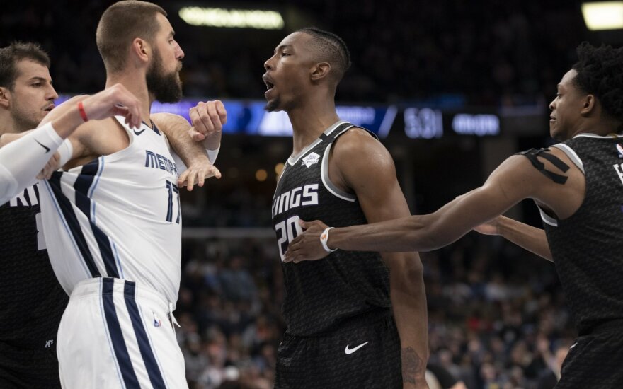 Harry Giles Fights Jonas Valanciunas After Exchanging Kisses In Heated Brawl Talkbasket Net