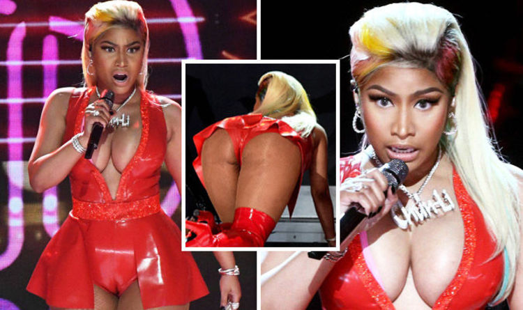 Bet Awards 2018 Nicki Minaj Suffers Wardrobe Malfunction In Pvc