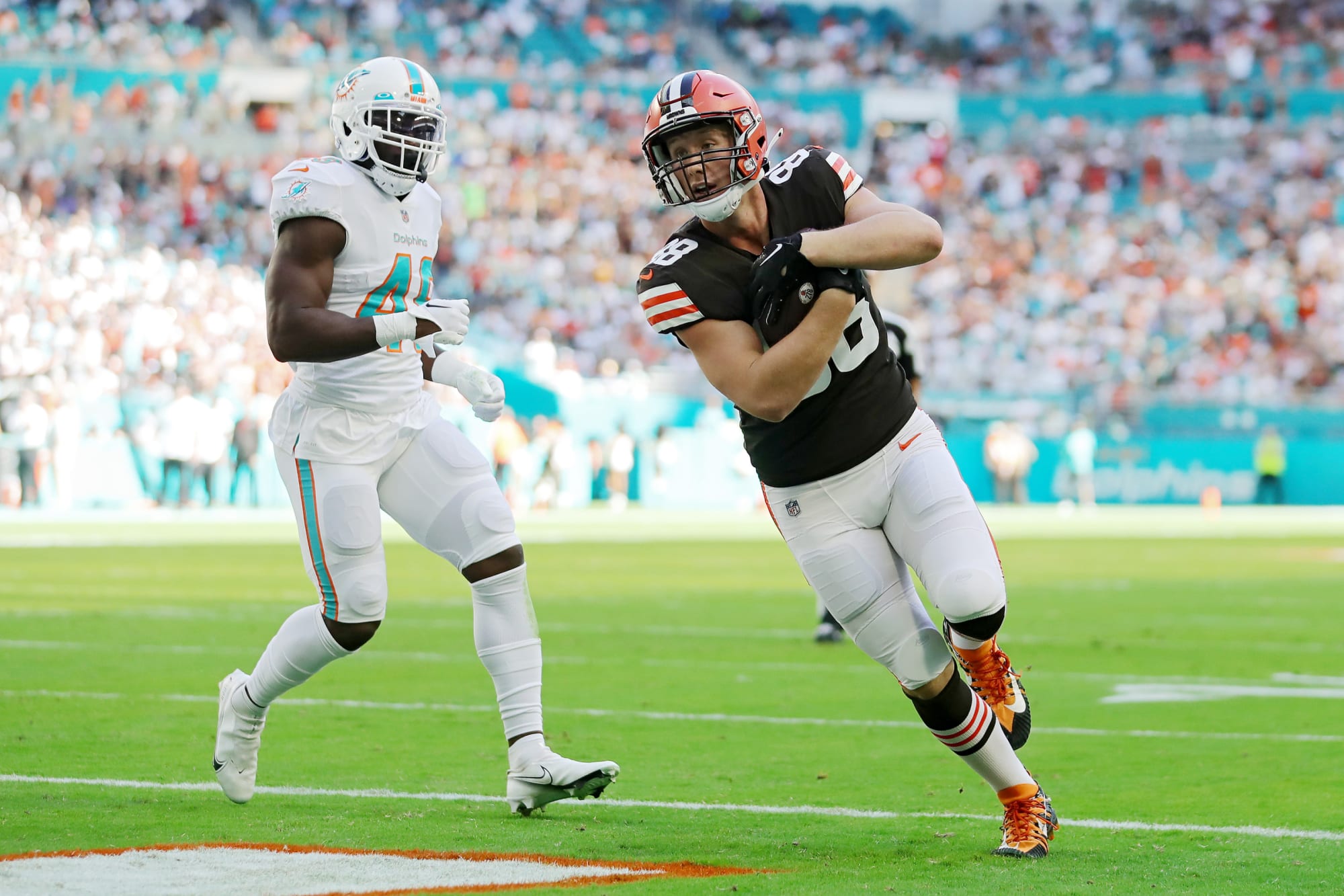 What do Cleveland Browns do about tight end Harrison Bryant?