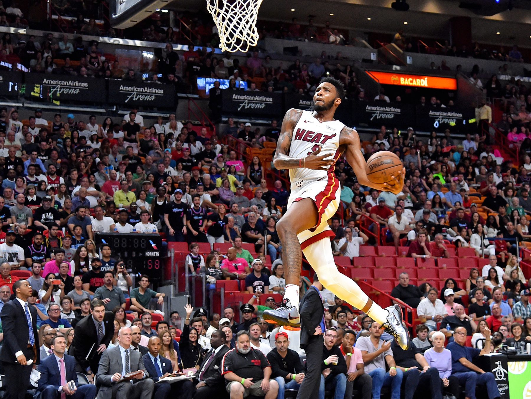 Derrick Jones Jr Defeats Aaron Gordon In Epic But Controversial Dunk Contest Talkbasket Net