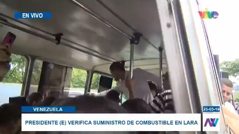 Mientras Maduro Se Atrinchera Con Su Combo Guaido Comparte Con Los Larenses En Un Autobus Como Un Pasajero Mas Video