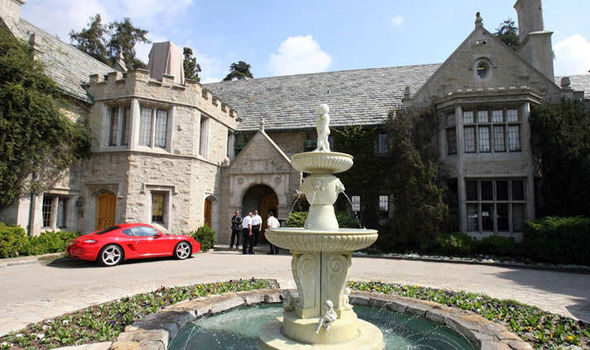 Looking To Move Hugh Hefner Puts 138m Playboy Mansion On