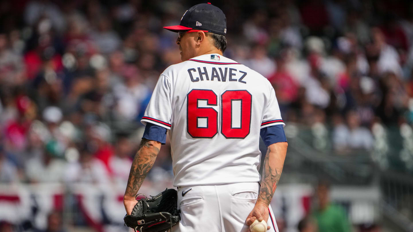 Atlanta Braves relief pitcher Jesse Chavez (60) works from the