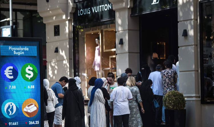 Î‘Ï€Î¿Ï„Î­Î»ÎµÏƒÎ¼Î± ÎµÎ¹ÎºÏŒÎ½Î±Ï‚ Î³Î¹Î± Tourists flock to luxury stores in Istanbul, queues appear outside stores