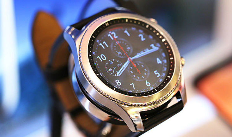 galaxy gear s4 vs apple watch 4