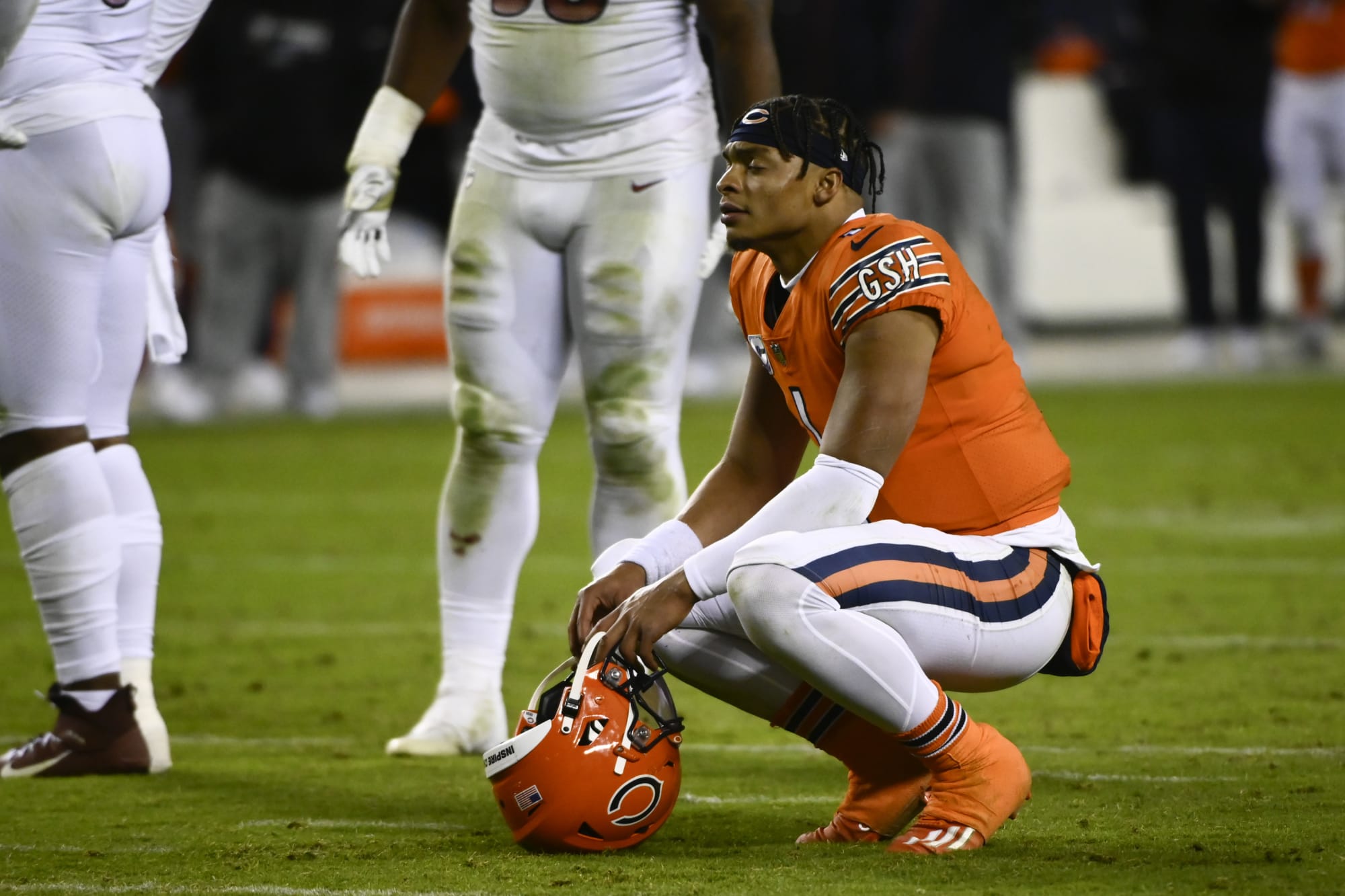 Bears' Justin Fields throws brutal interception off Commanders