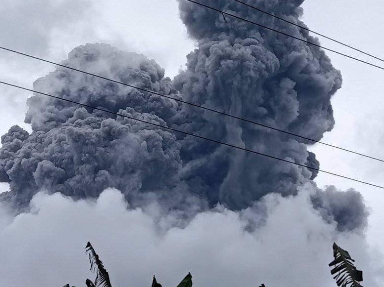 Un volcán filipino expulsa una columna de ceniza de un kilómetro de altura  (Imágenes)