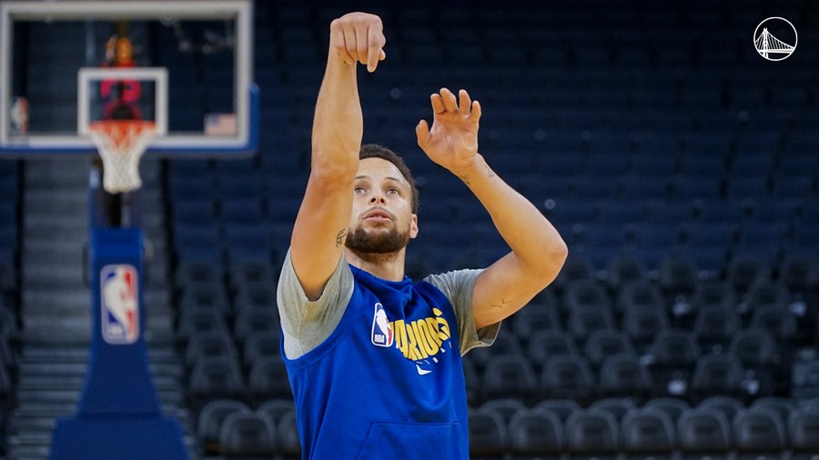 Steph Curry Is Ready Shooting At Pregame Practice But Says It Ll Be Awhile That Comparing The Left Hand To The Right Talkbasket Net